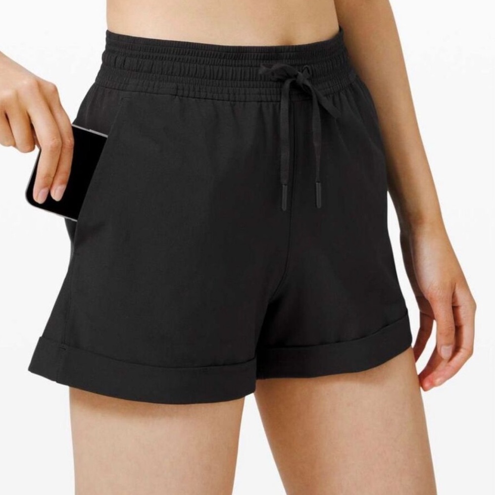 Lululemon spring breakaway shorts